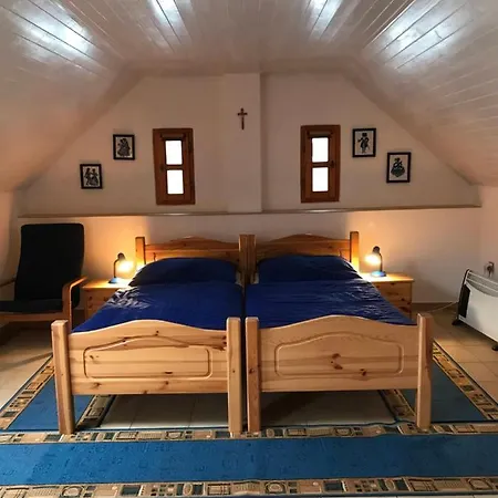 Tradicni Cesky Dum S Loznicemi V Podkrovi Daire