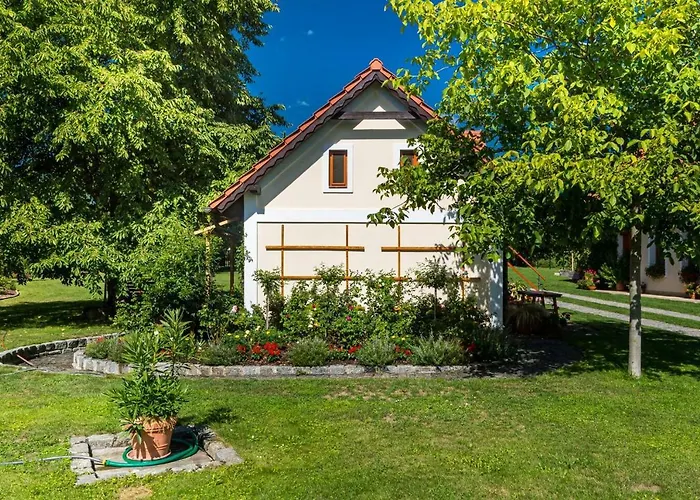 Tradicni Cesky Dum S Loznicemi V Podkrovi